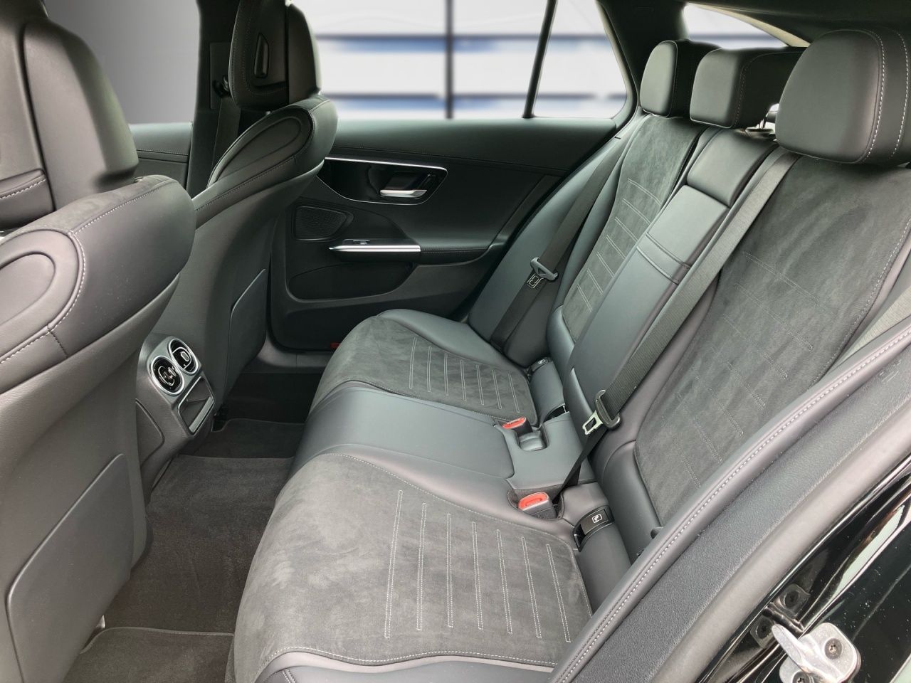 Fahrzeugabbildung Mercedes-Benz C 300 d T AMG AHK+Ambi+Kam+LED+Distr+UrbanGuard
