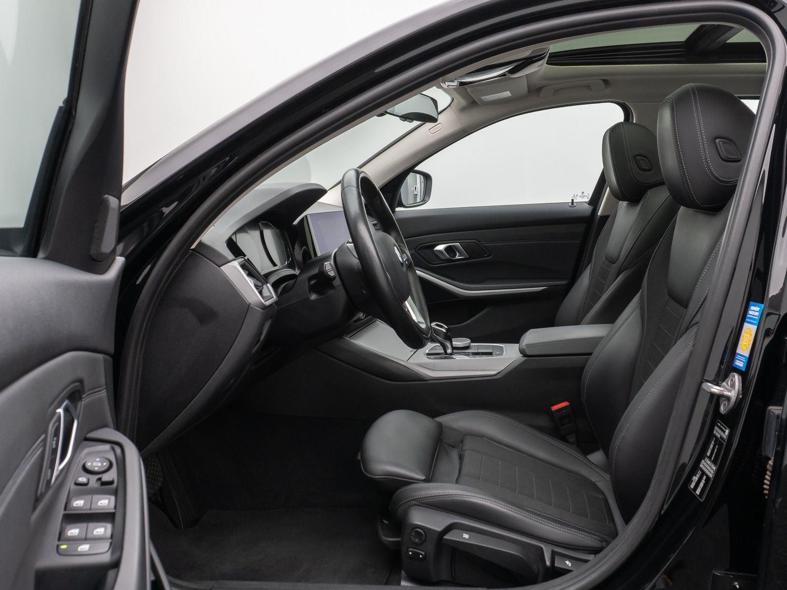 Fahrzeugabbildung BMW 320d Panorama DAB HiFi Lenkrhzg PDC AHK Alarm