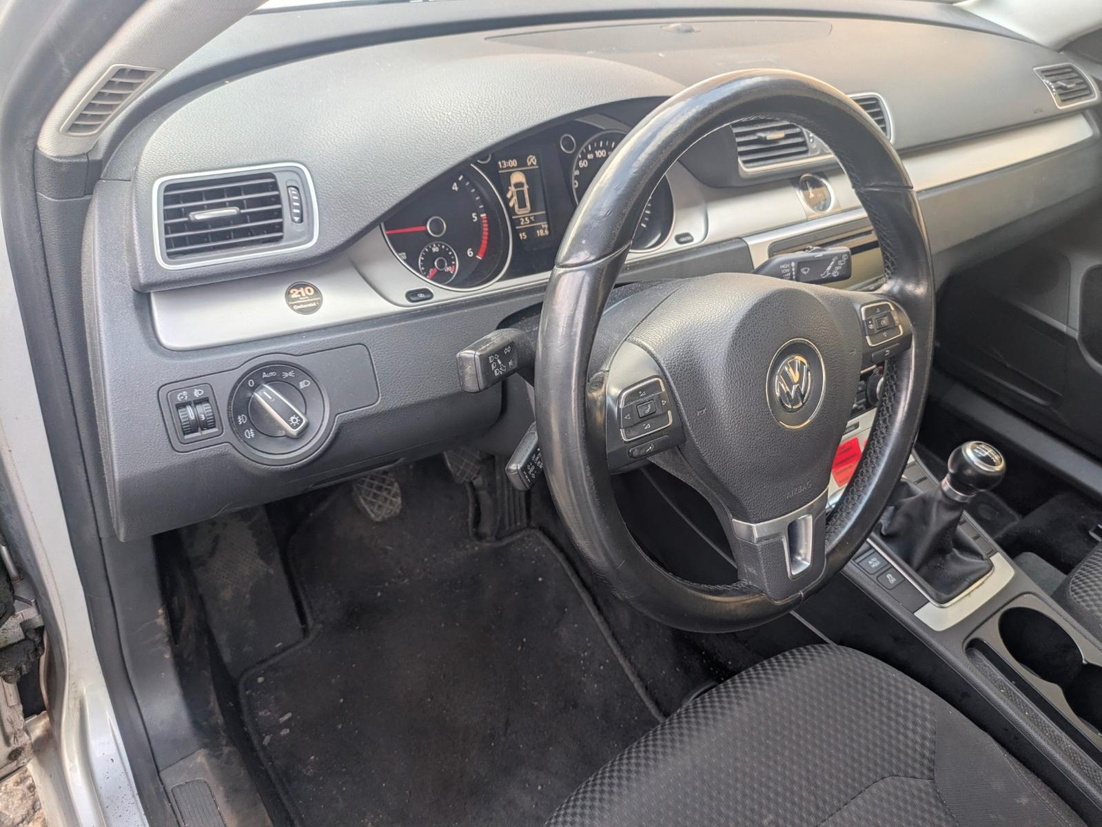 Volkswagen Passat 2011 — photo 7