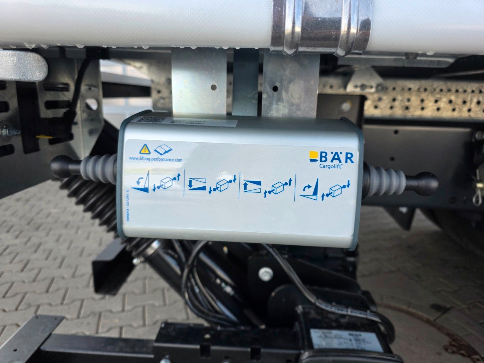 Fahrzeugabbildung Iveco S-Way AD190S40/P LBW Bär 2.000kg Spoiler