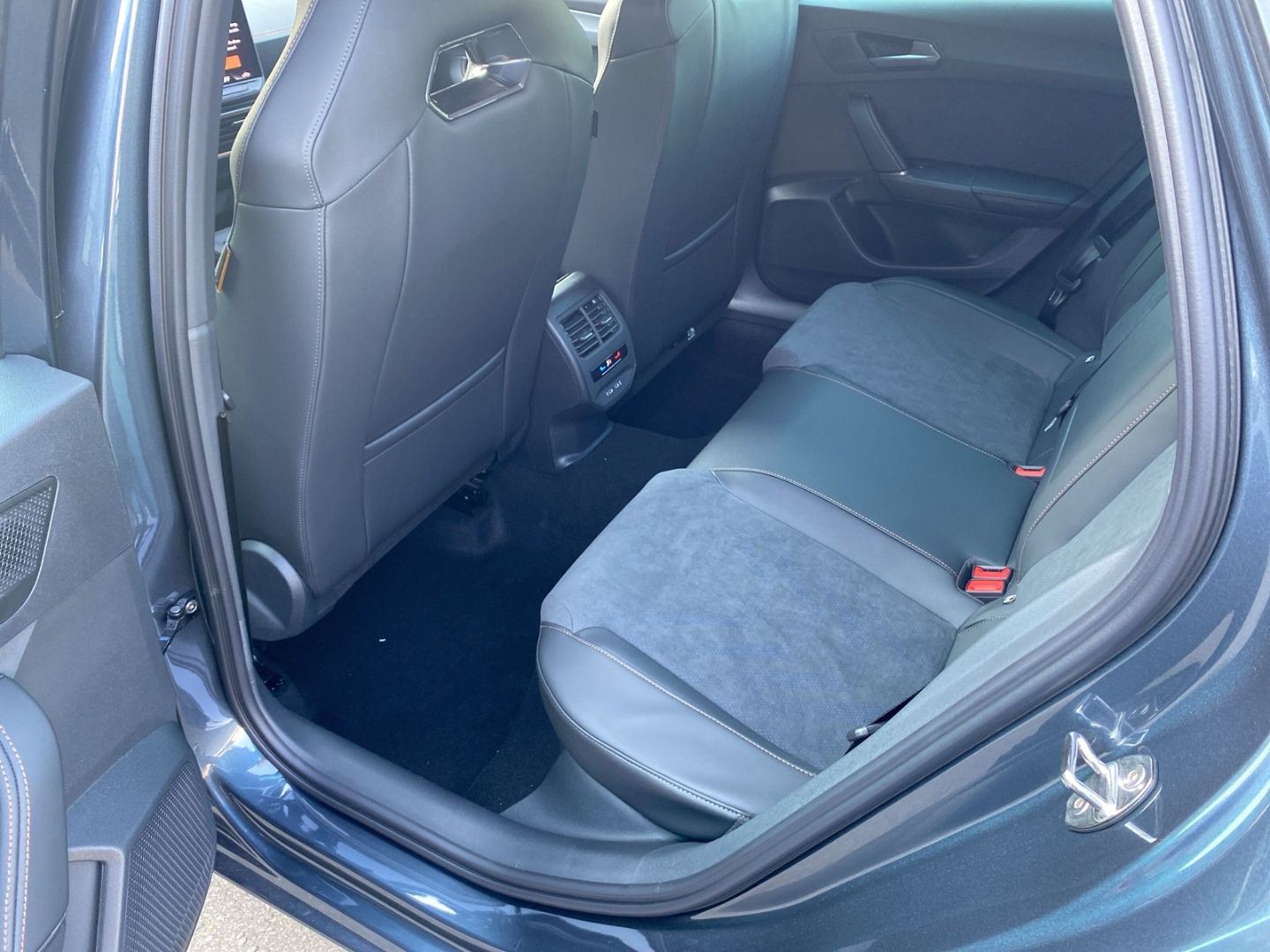 Fahrzeugabbildung CUPRA Leon Sportstourer 4Drive VZ*NAVI*MATRIX-LED*SHZ*