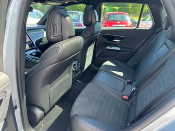 Fahrzeugabbildung Mercedes-Benz GLC 200 4Matic AMG Line Pano 20"