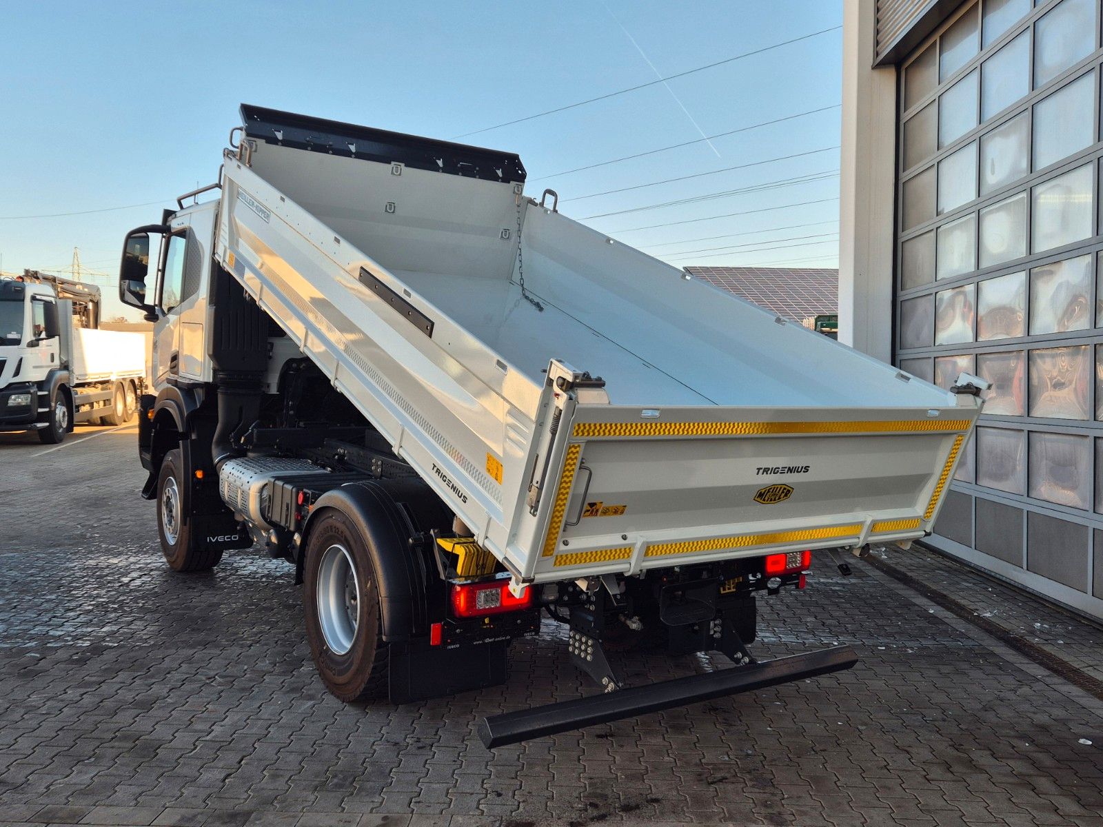 Fahrzeugabbildung Iveco AT190T36W/P 4x4 Allrad, Meiller-Dreiseitenkipper