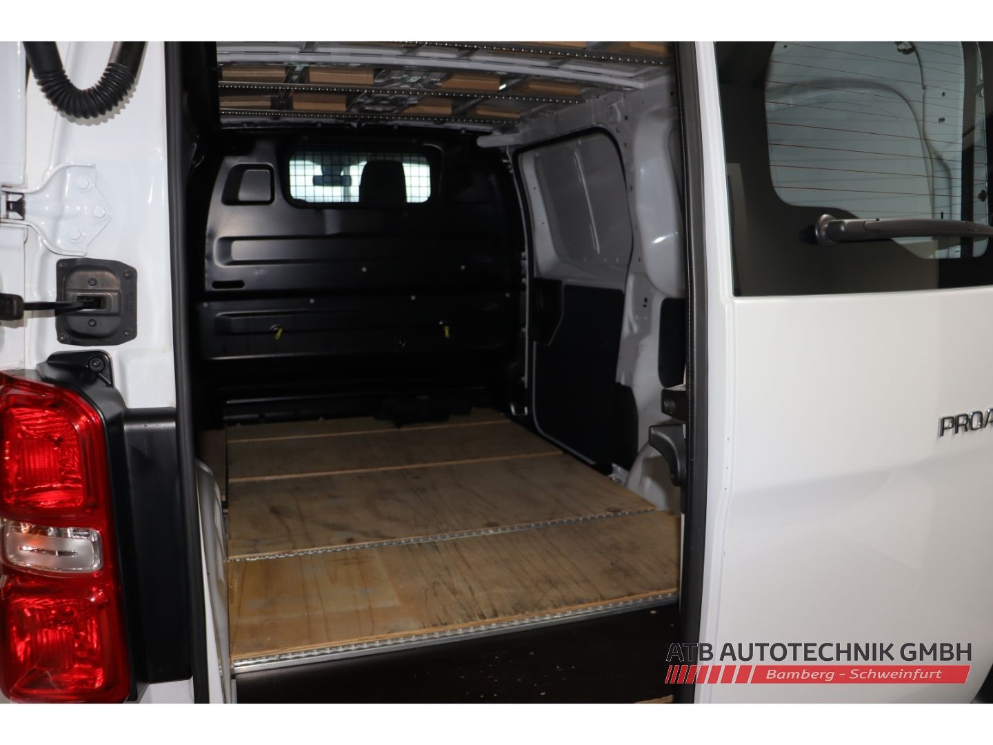 Fahrzeugabbildung Toyota Proace L2 2.0l Kasten Comfort + Navi + AHK