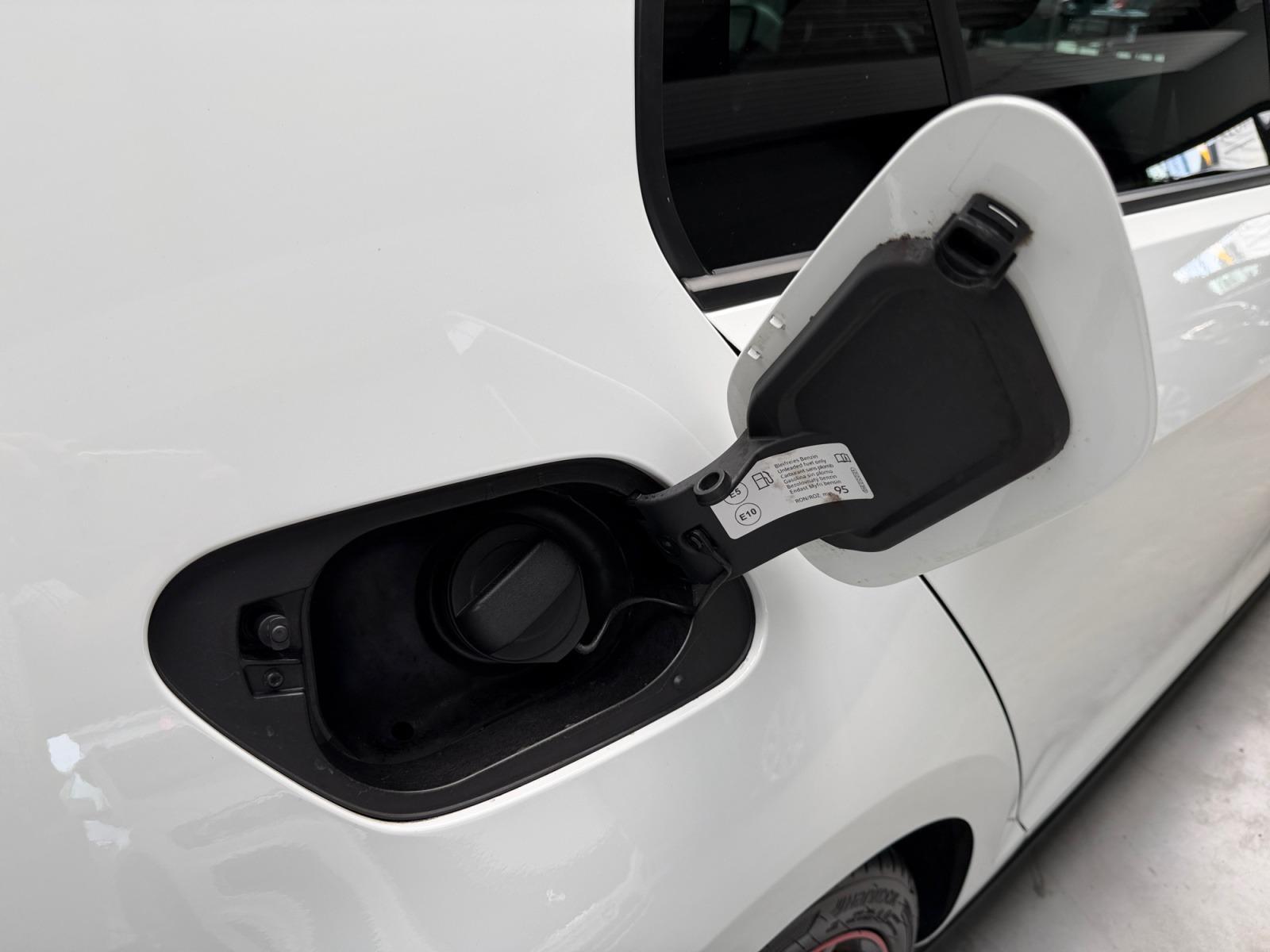 Volkswagen GOLF GTI PERFORMANCE DSG NAV+LED+ACC+DYNAUD+1.HD