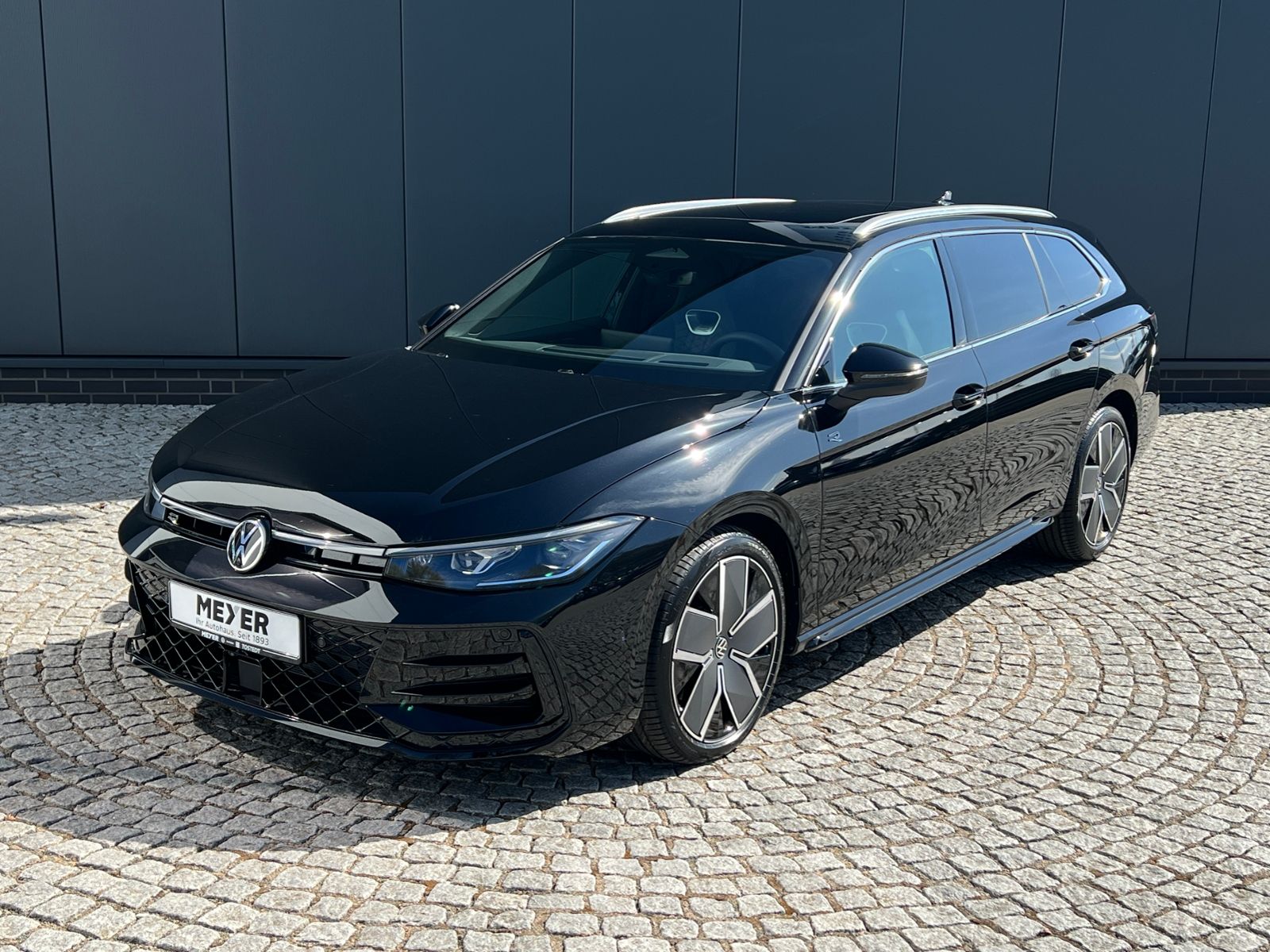 Fahrzeugabbildung Volkswagen Passat Variant R-Line 2.0 TDI DSG 4MOTION *AHK,