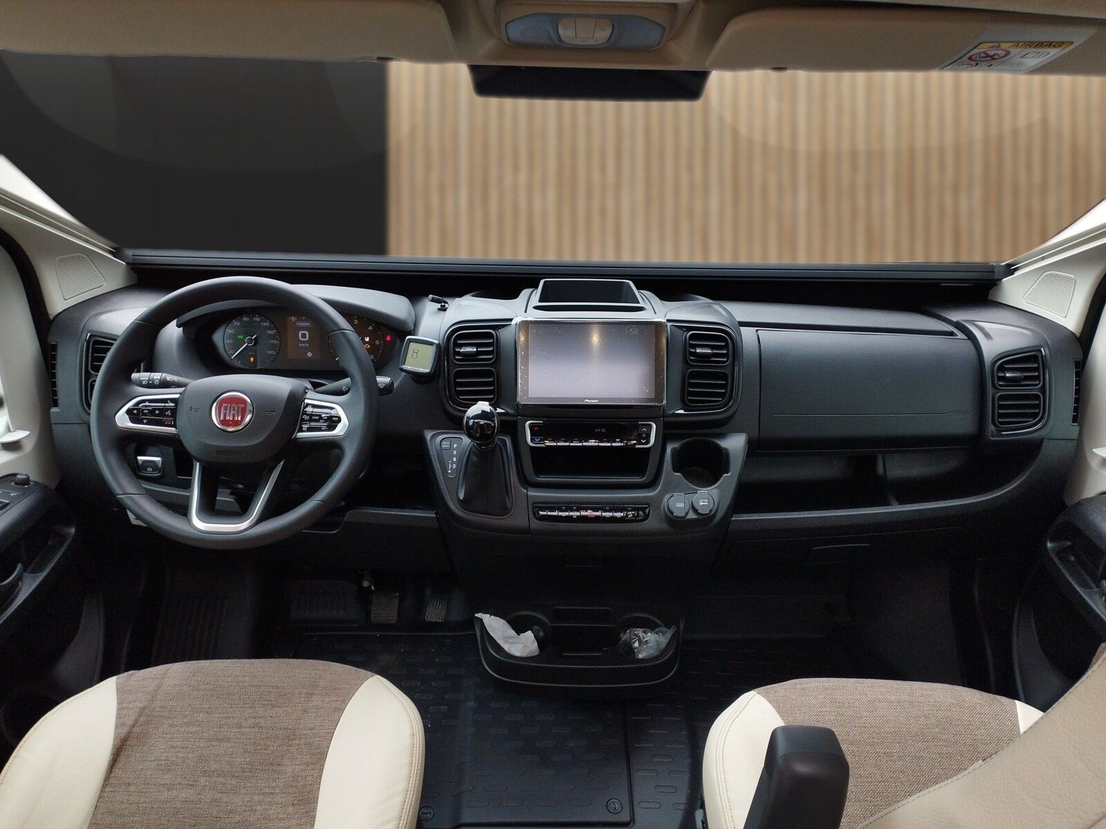 Fahrzeugabbildung Eura Mobil Van V 595 HB RFK, Klimaauto, Fahrassistenzpaket