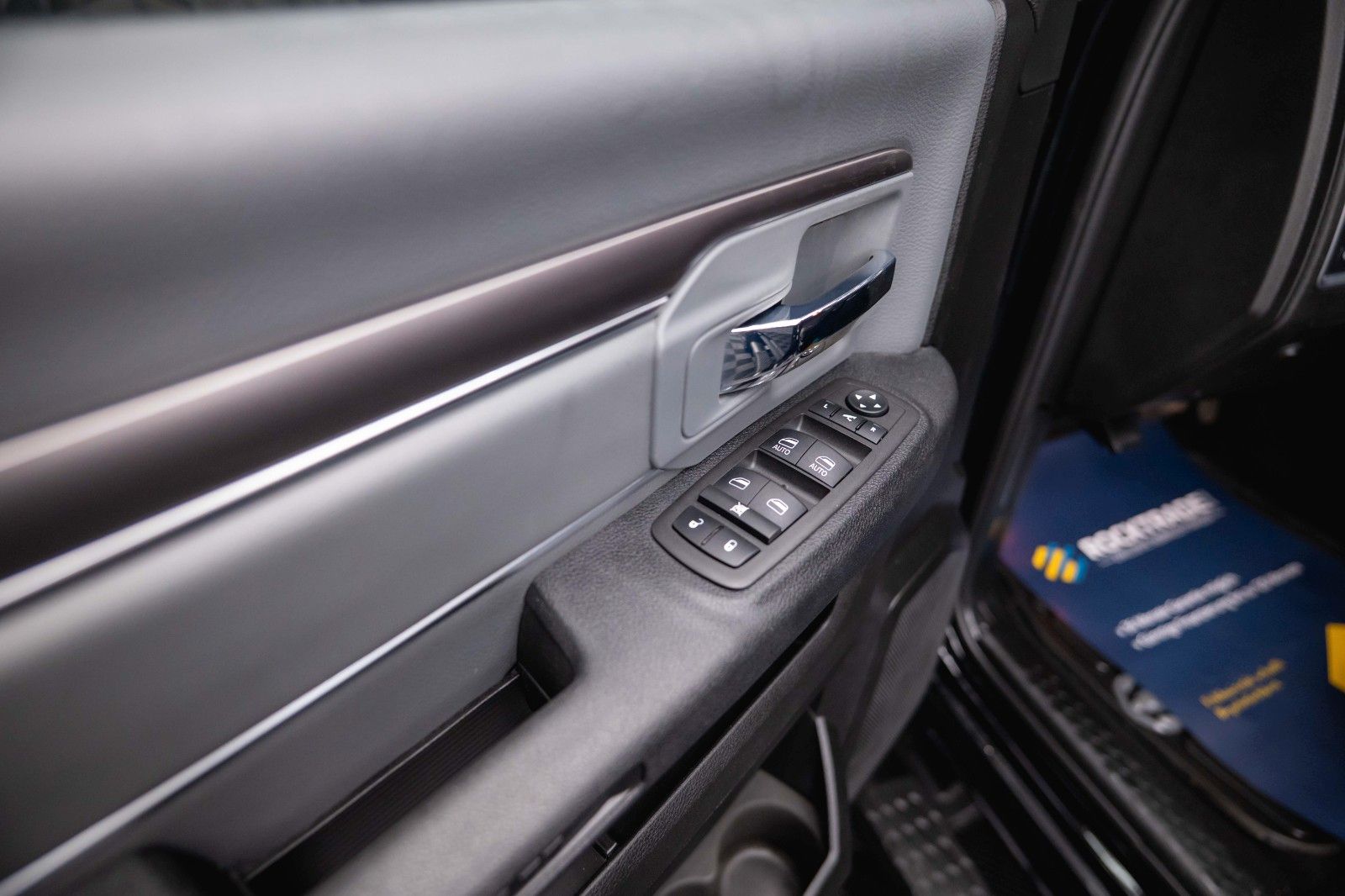 Fahrzeugabbildung Dodge RAM 3.6 V6 4x4 OFFROAD BLACK EDITION *LED*6Sitze