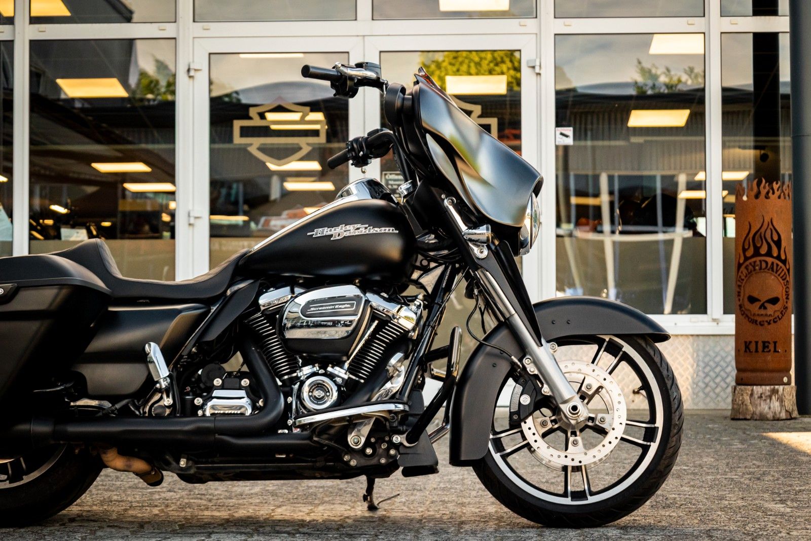 Fahrzeugabbildung Harley-Davidson STREET GLIDE SPECIAL FLHXS -APE - JEKILL&HYDE -