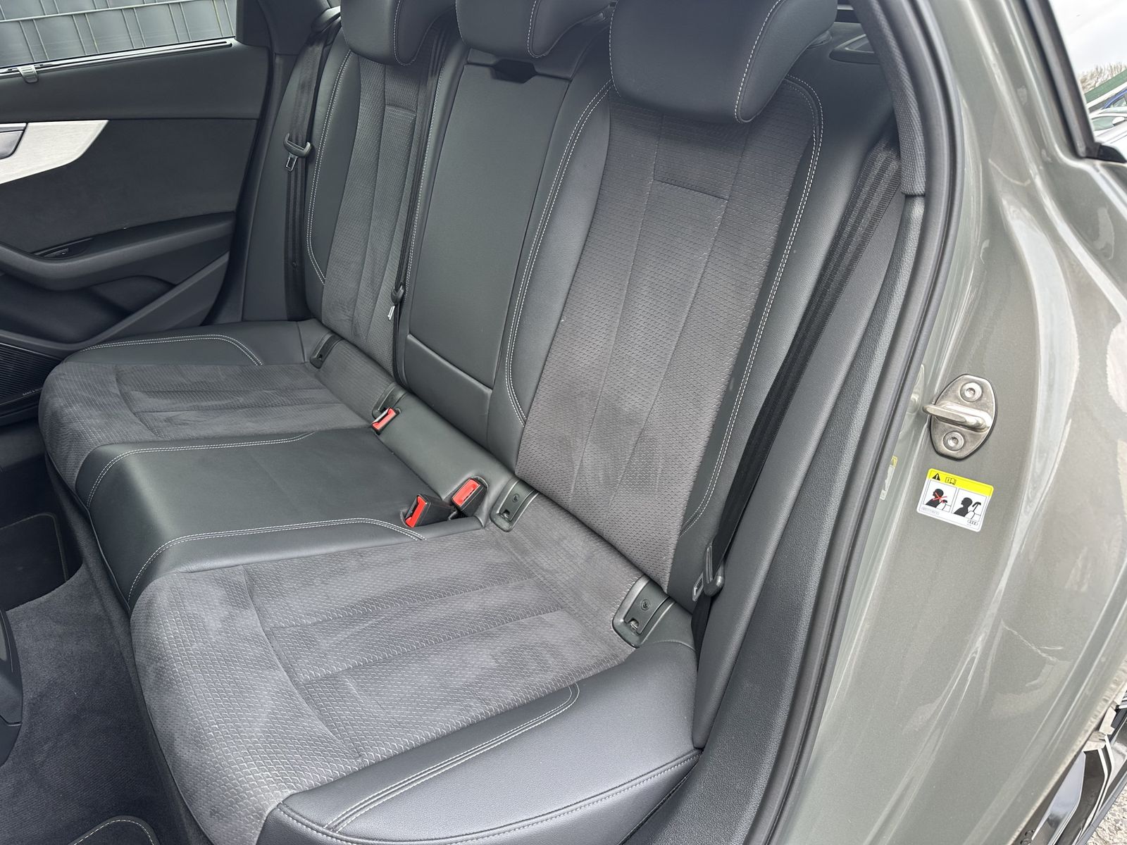 Fahrzeugabbildung Audi A4 Avant 45 TFSI Qu S-Line Black NAV+LED+PANO+VC