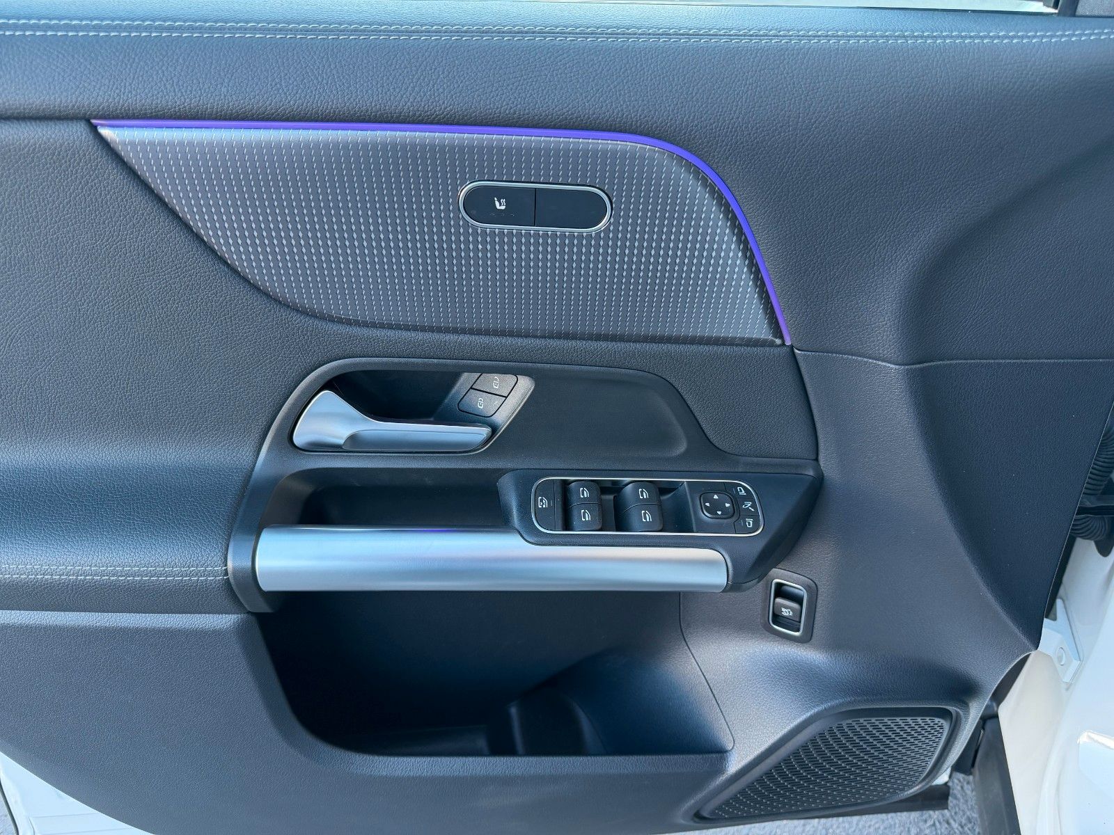 Fahrzeugabbildung Mercedes-Benz EQA 300 4M Progressive+Ambiente+Night+19`+TotW