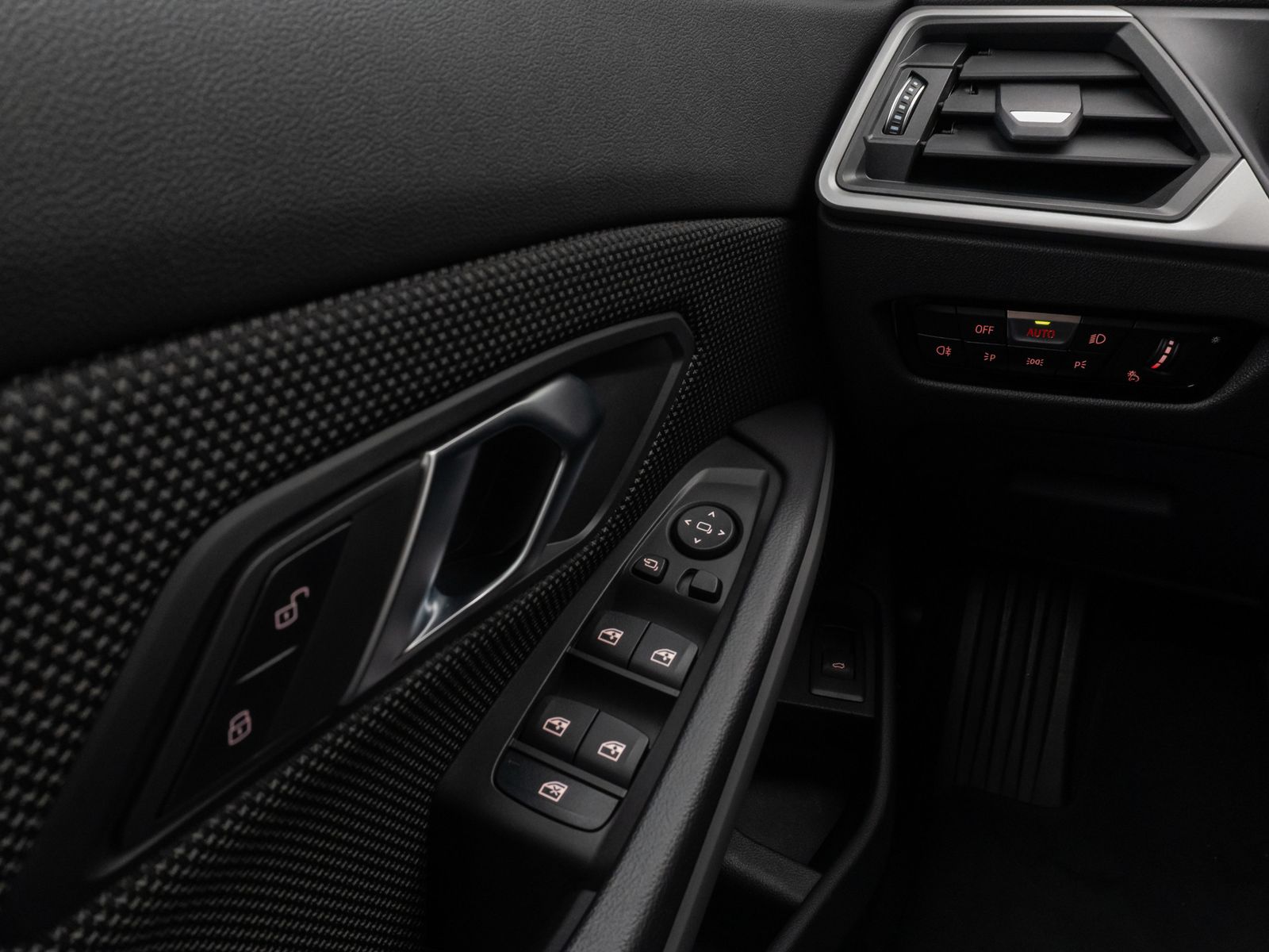 Fahrzeugabbildung BMW 318i DAB CockPit+PDC Sitzhzg Geschwindigkeitsreg