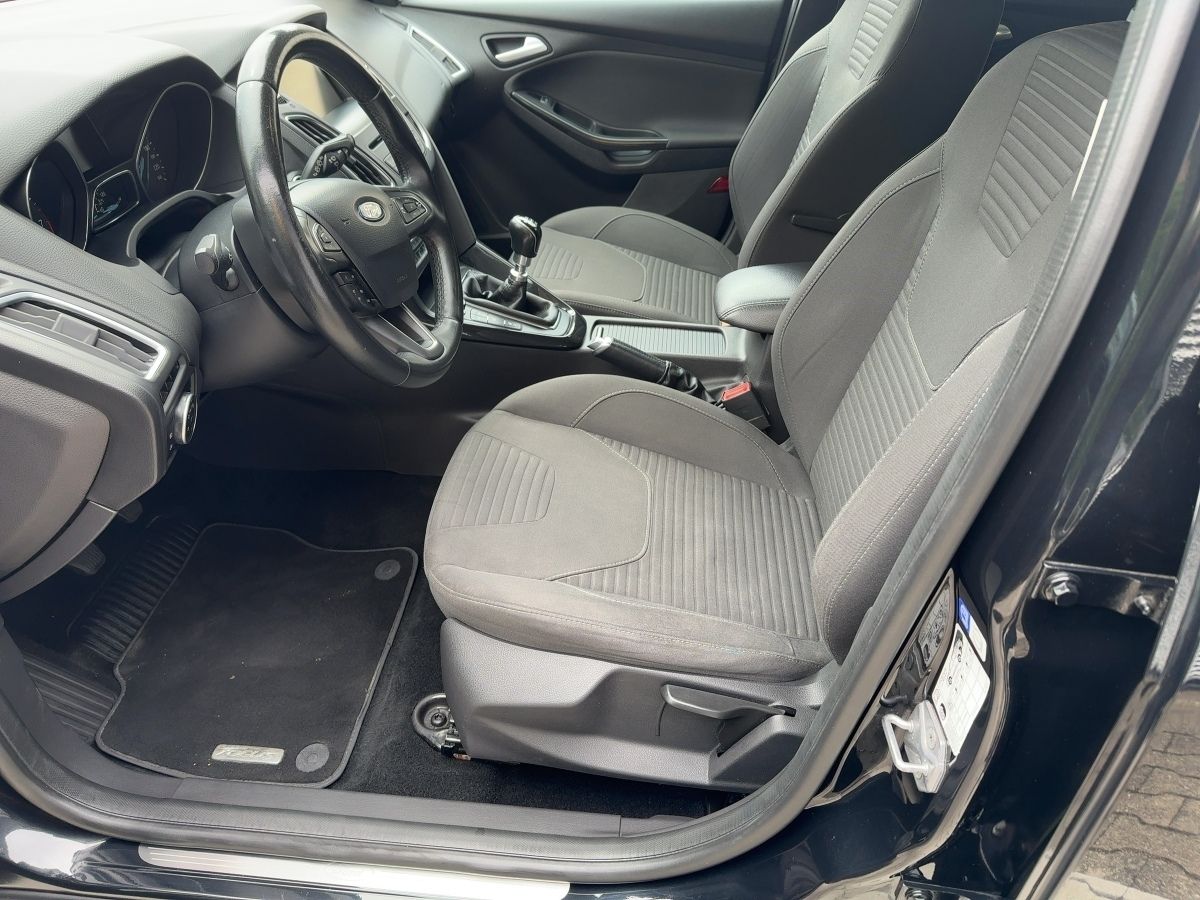 Fahrzeugabbildung Ford Focus Turnier (CEW) Titanium
