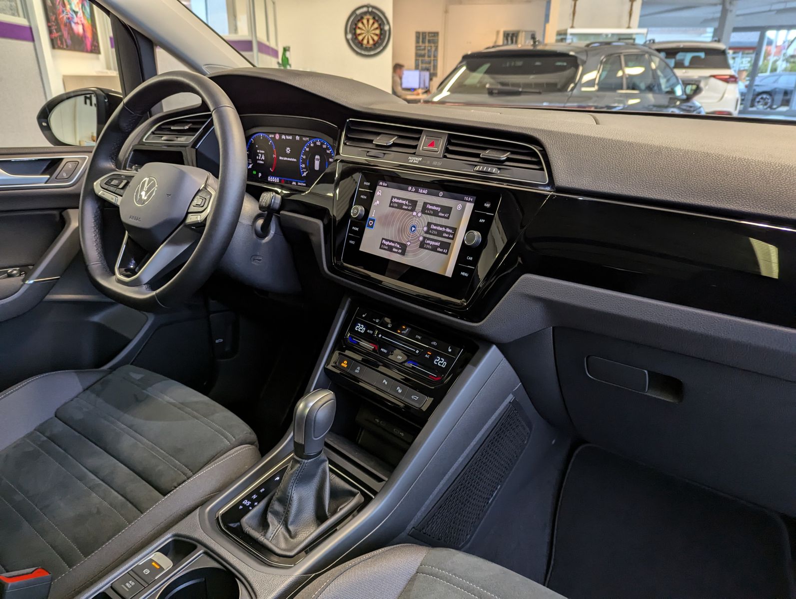 VW Touran 2.0 DSG R-Line High. Pano 7-Si IQ.Dri AHK - Image 12