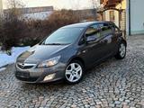 Opel Astra J Edition / Navi / AHK / Sitzheizung - Opel Astra aus 2012 mit Diesel-Antrieb: Limousine