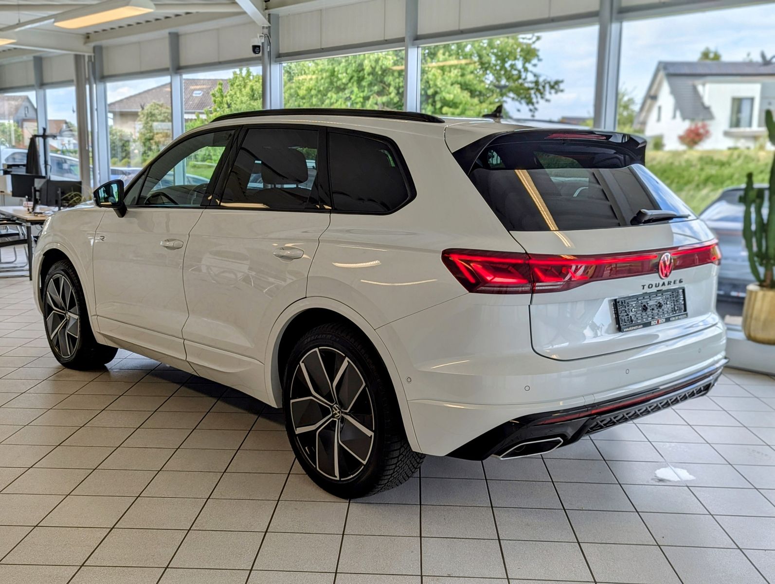 VW Touareg 3.0 TDI 4M R-Line Komfort-Paket UPE 111T - Image 5