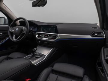 Fahrzeugabbildung BMW 320d xDLuxury Line DAB HiFi PDC Stop&Go Komfort