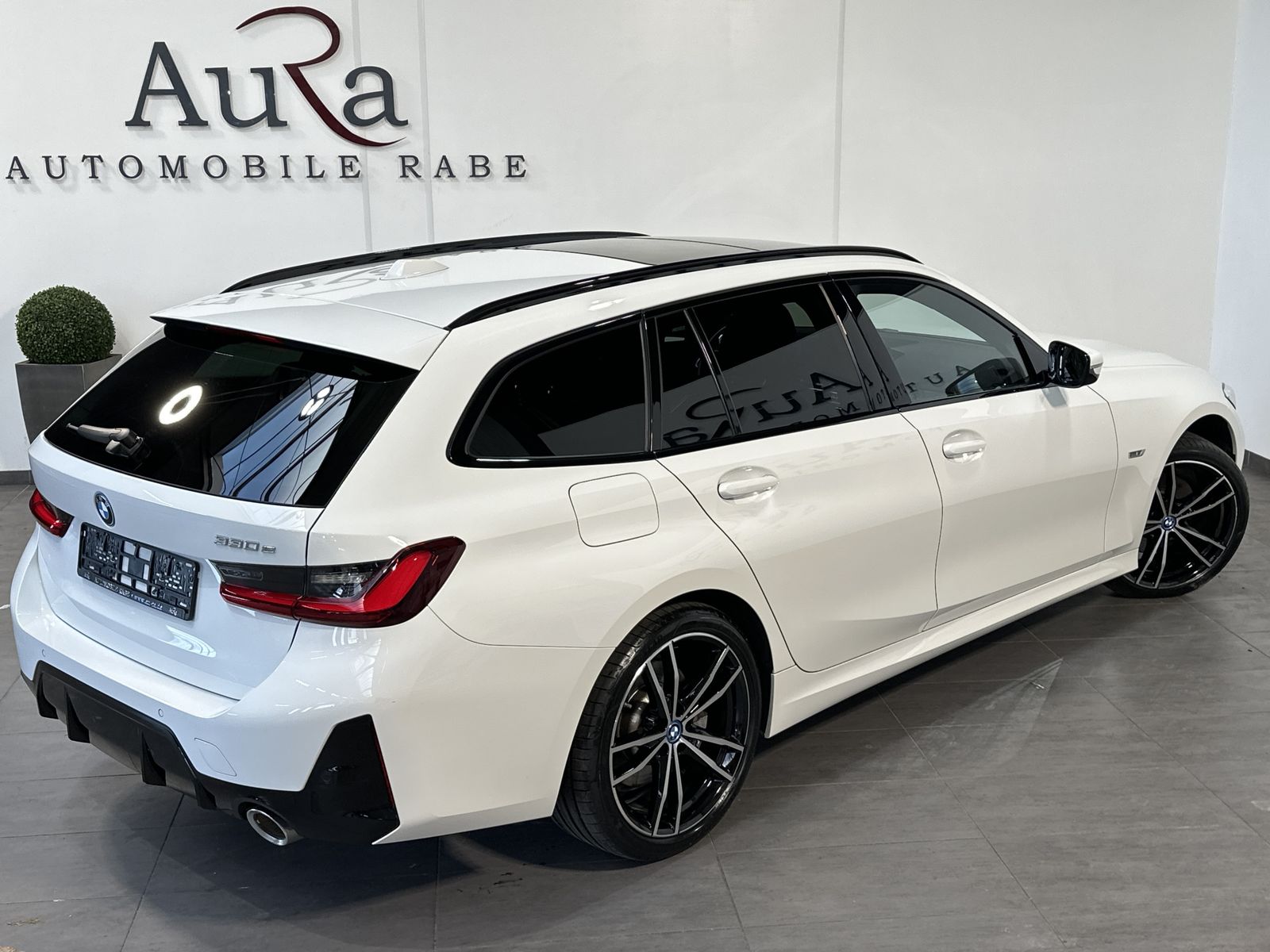 Fahrzeugabbildung BMW 330e Touring M-Sport NAV+LED+PANO+19ZO+ALARM+1HD