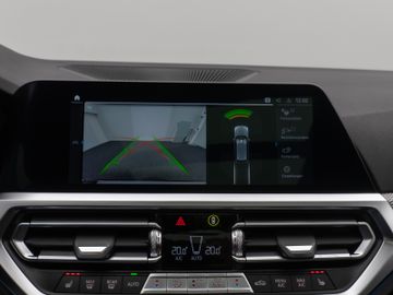 Fahrzeugabbildung BMW 330e M Sport Panorama Kamera HUD DAB HiFi Komfor