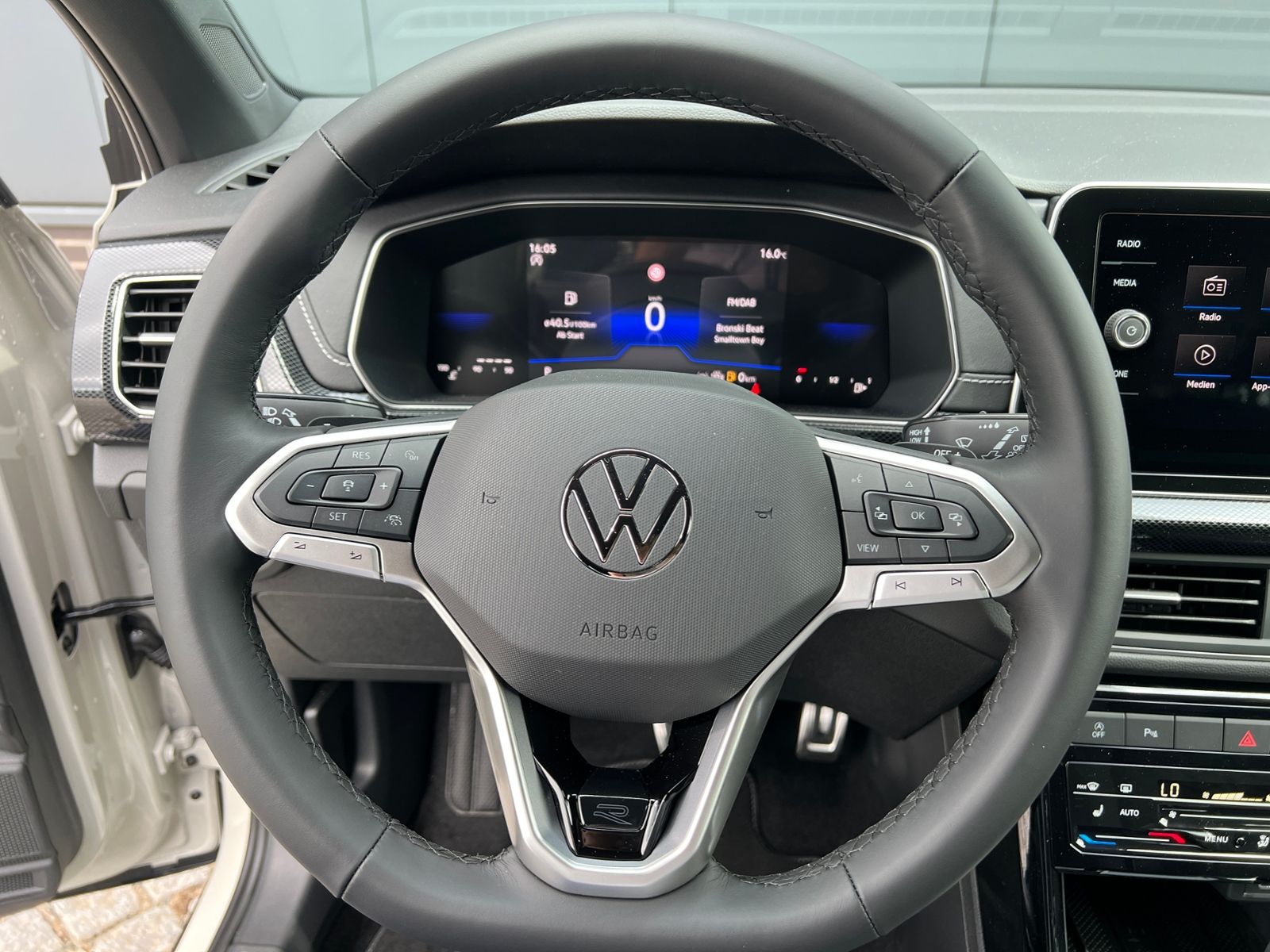 Fahrzeugabbildung Volkswagen T-Cross R-Line 1.5 TSI DSG *AHK,IQ.LIGHT,ACC,App