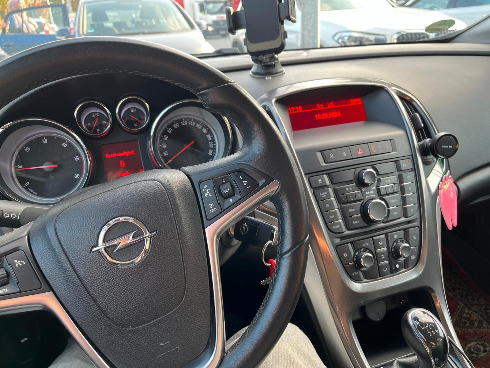 Opel Astra 2011 — engine 1.686 cm³, 110 HP (81kW)