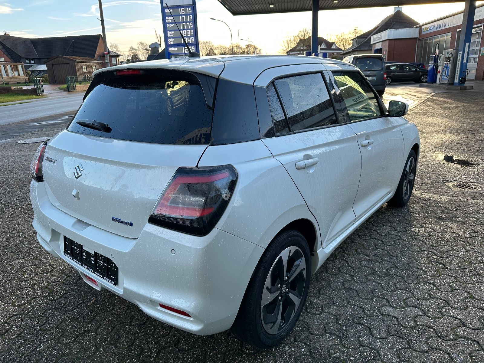 Fahrzeugabbildung Suzuki Swift 1.2 Dualjet Hybrid Comfort+ ACC/Navi/LED