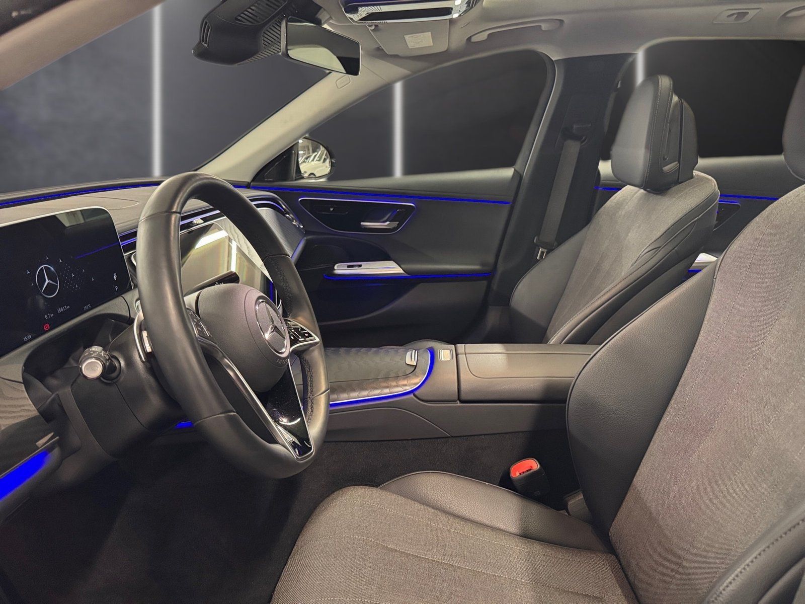 Fahrzeugabbildung Mercedes-Benz E 220 T d AVANTGARDE*Pano*AHK*Distronic*Totwink*