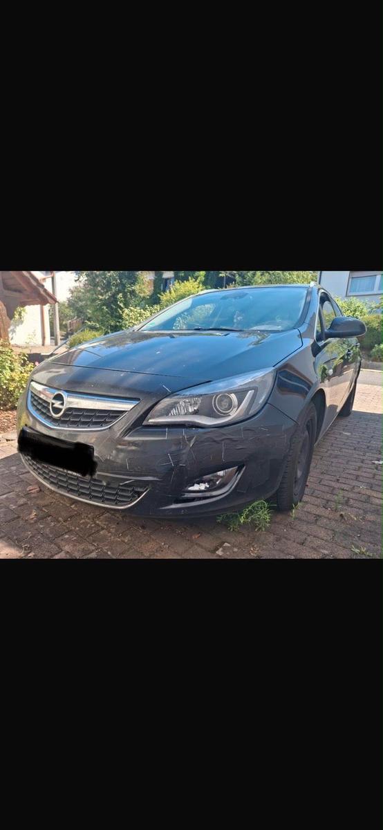Opel Astra 2011 — салон