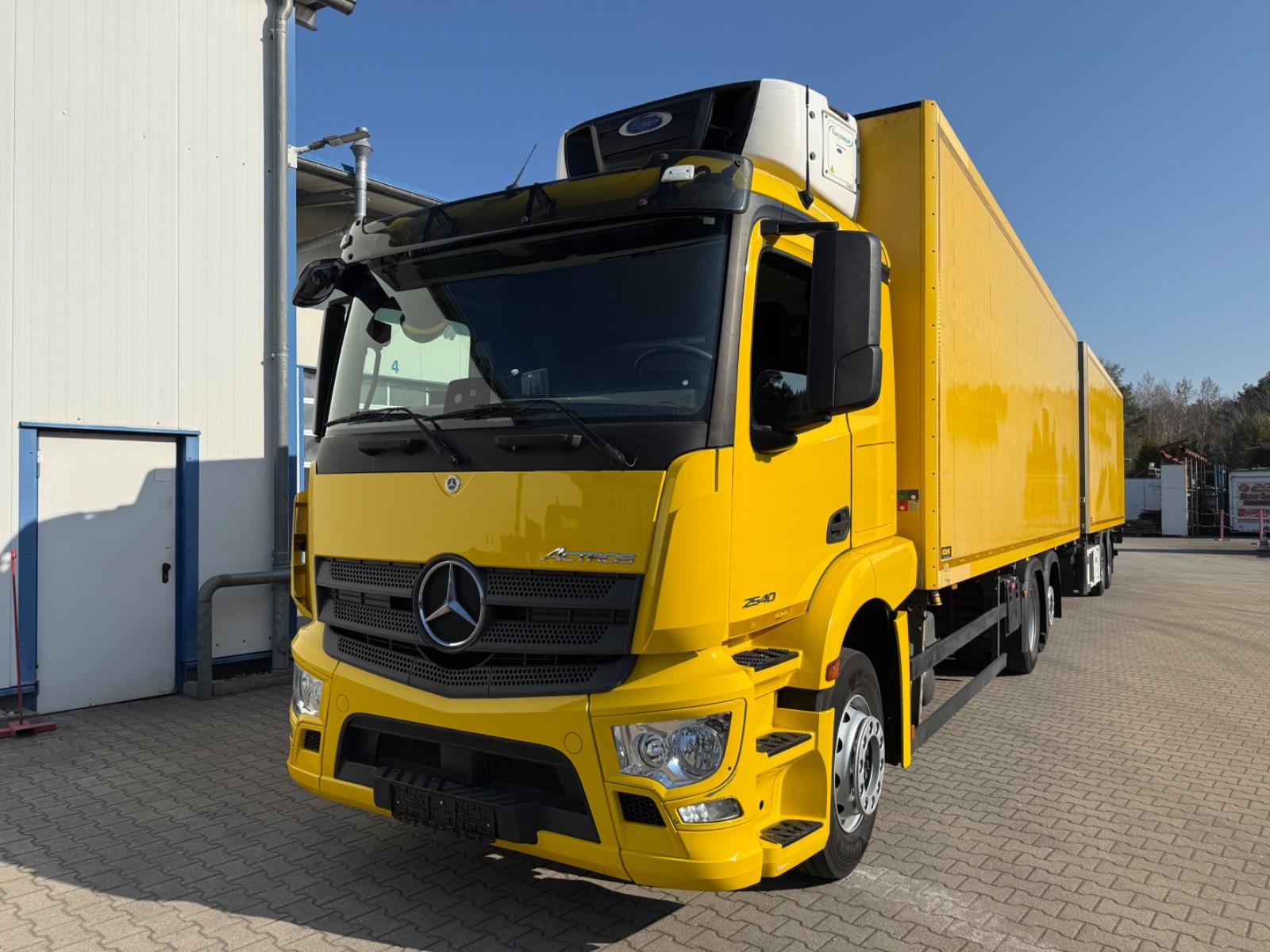 Mercedes-Benz 2540 LL 6x2/4 Kühlkoffer 8.2m LBW 2,5t  Carrier