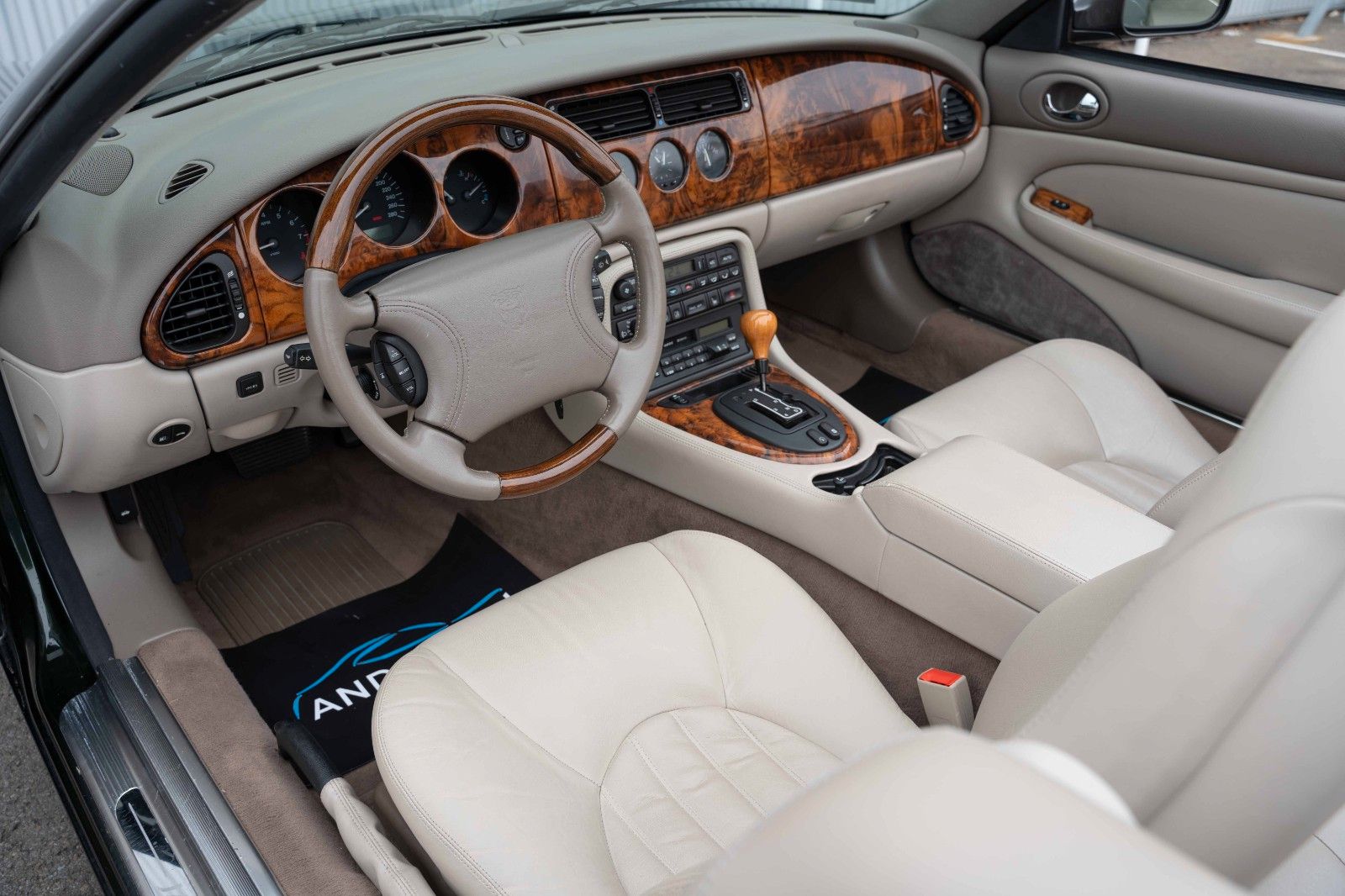 Fahrzeugabbildung Jaguar XK8 CABRIOLET XENON TEMPOMAT LEDER PDC SHZ 18"