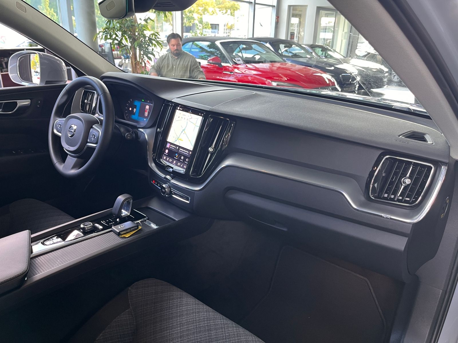Fahrzeugabbildung Volvo XC60 Core 2WD STNDHZ LED NAV SHZ 19"