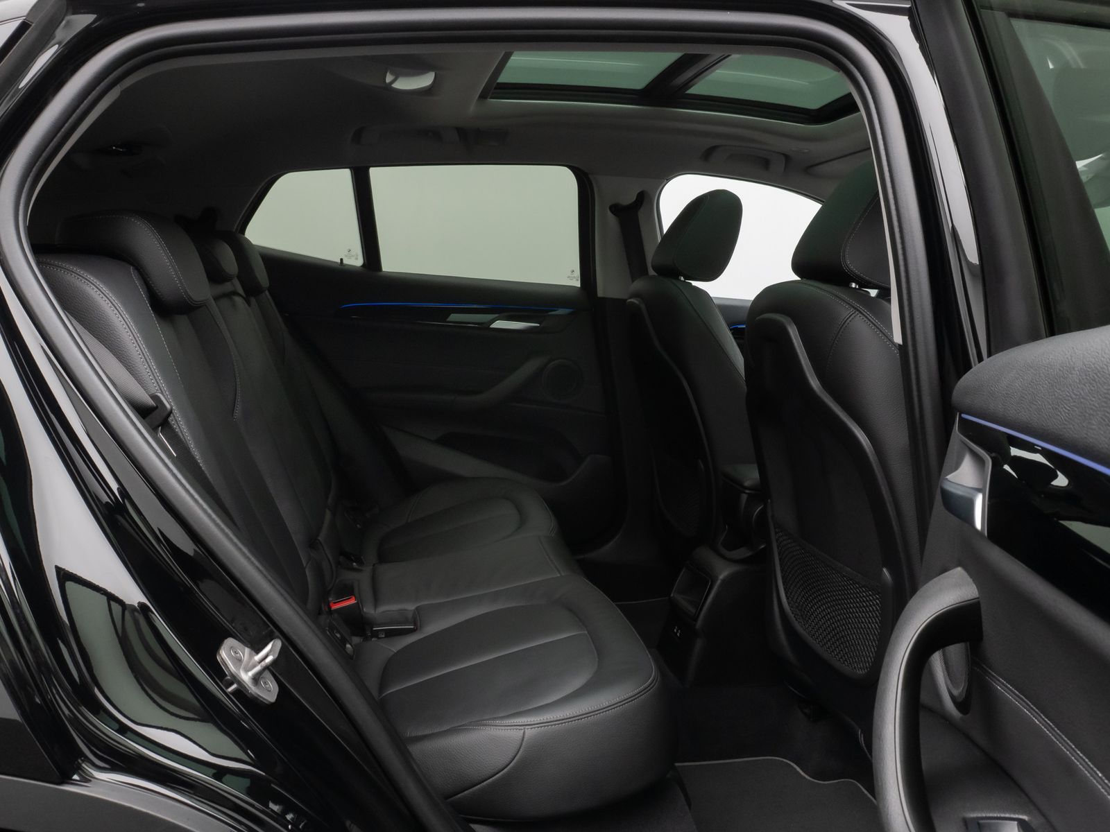 Fahrzeugabbildung BMW X2 sD18i Panorama Parkassist DAB HiFi AHK LED