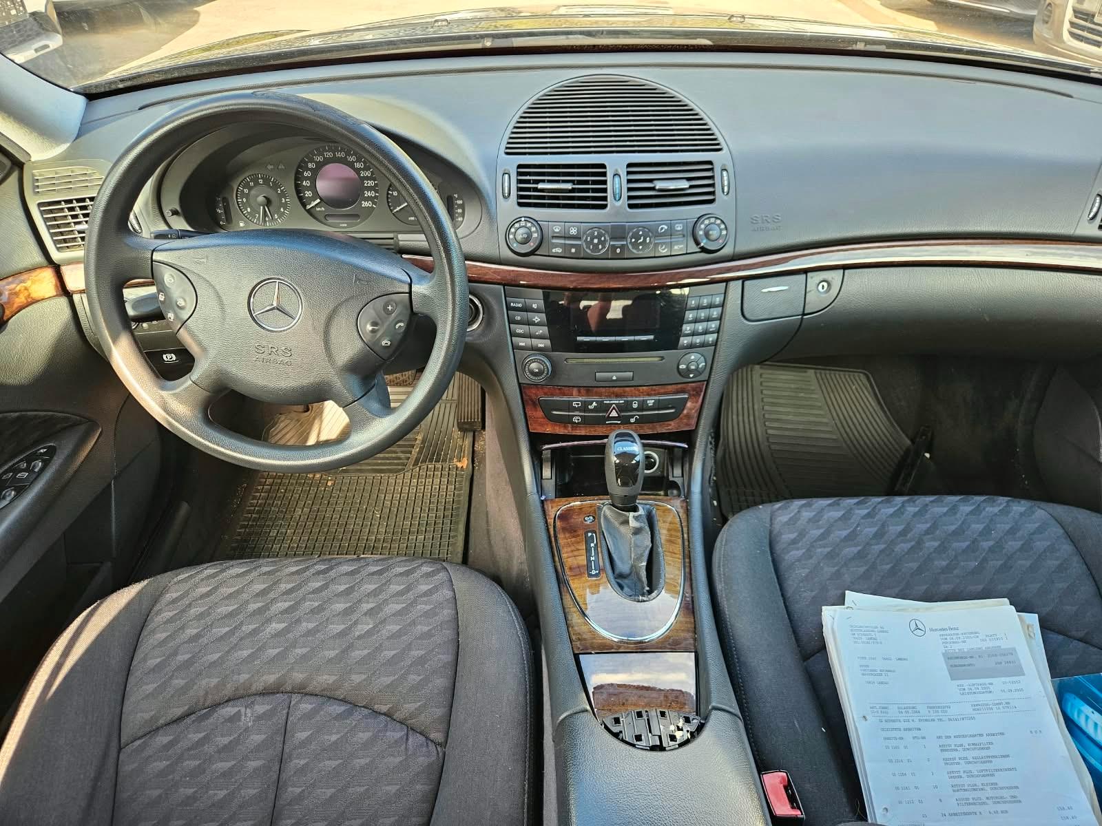 Mercedes-Benz E220 2004 — photo 18
