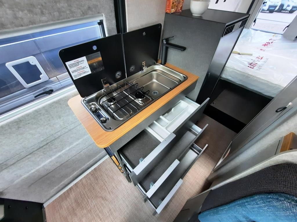 Fahrzeug Übersicht 13 Fahrzeugabbildung HYMER / ERIBA / HYMERCAR Camper Van Redwood 600 Verfüg./Sparen Sie 4.550,