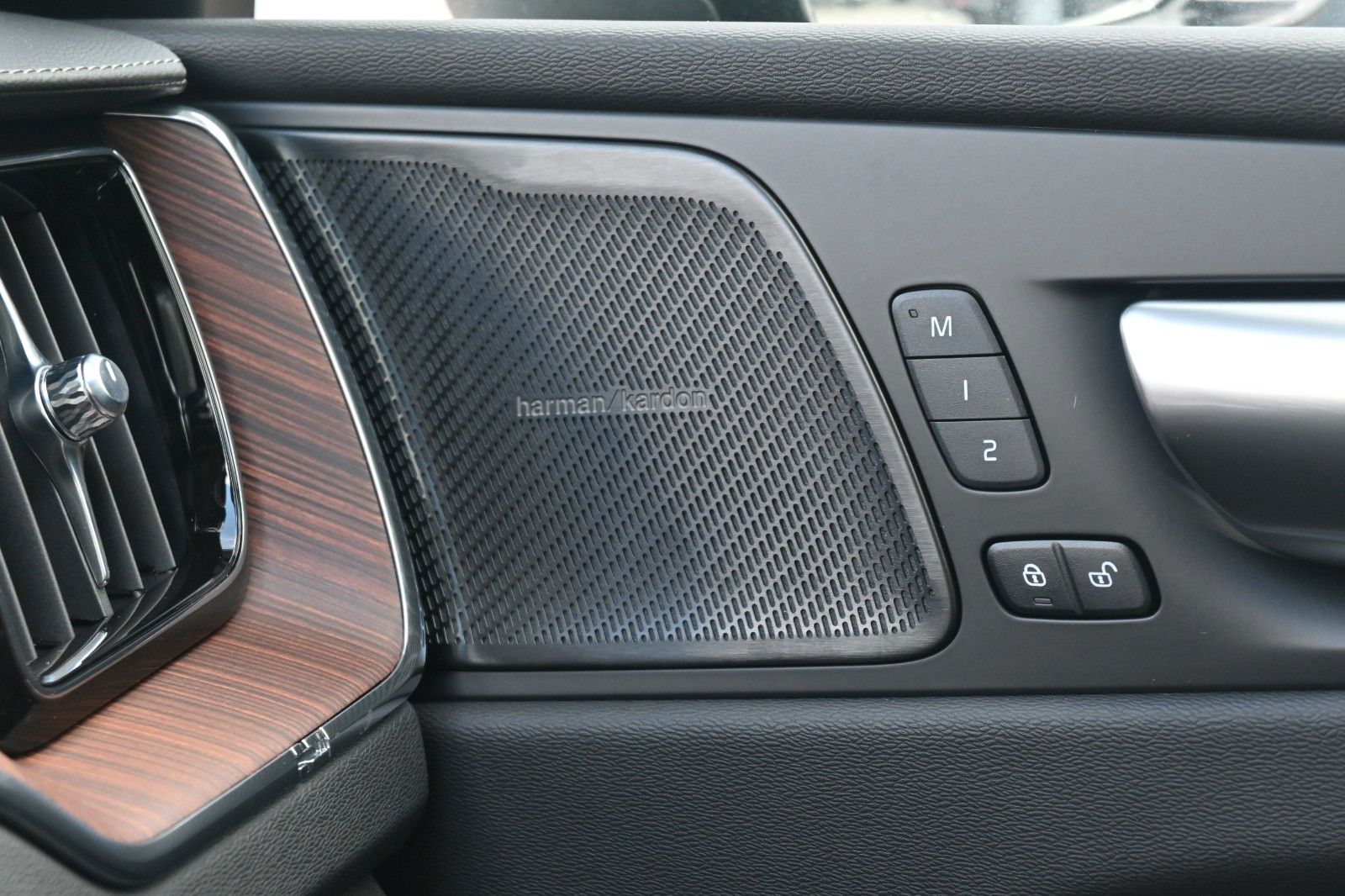 Fahrzeugabbildung Volvo XC60 B4 D AWD Ultimate Dark*STDHZG*360°*LUFT*ACC