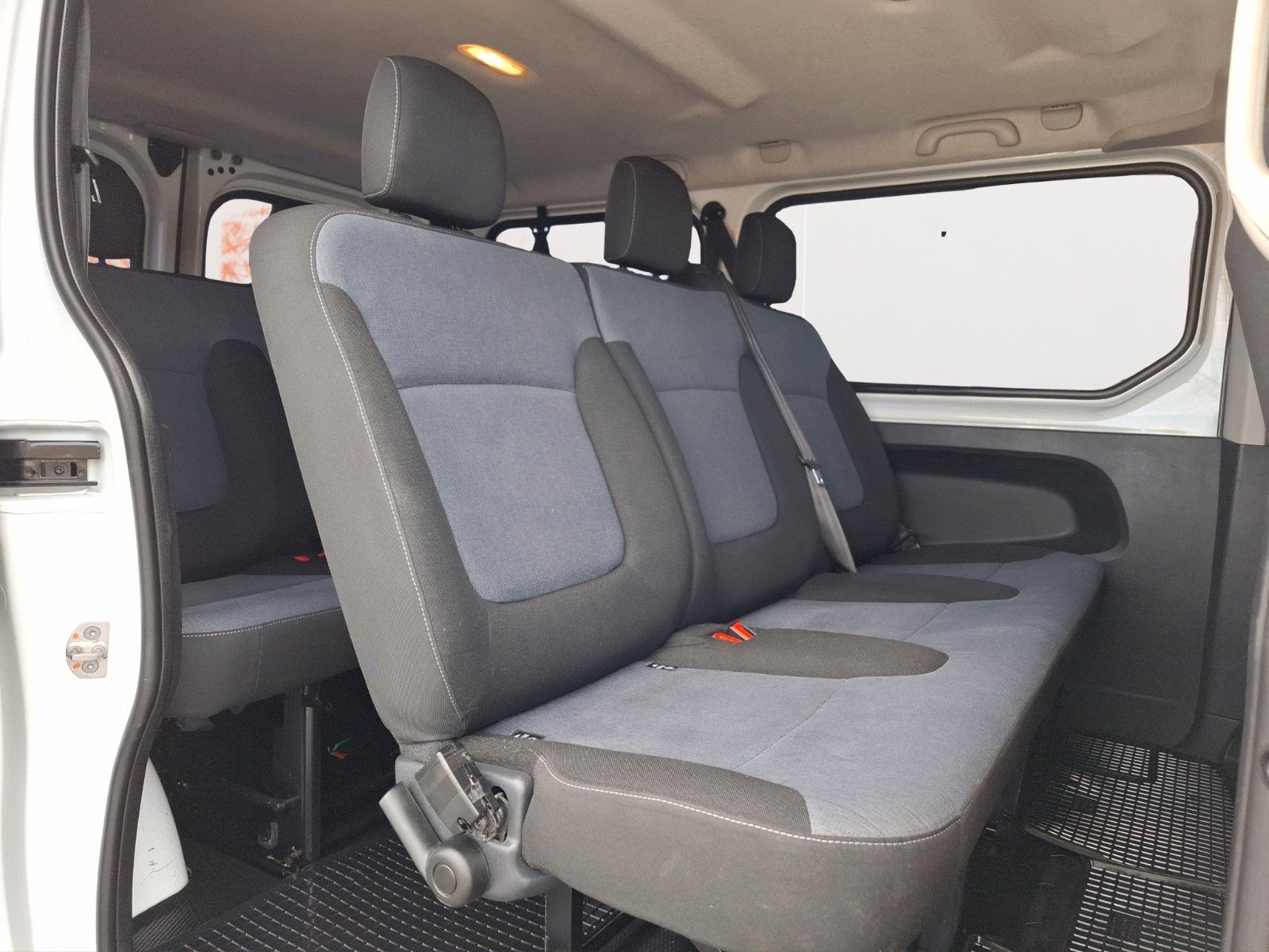 Fahrzeugabbildung Opel Vivaro B Combi ! 9-Sitzer ! NAVI ! PDC !