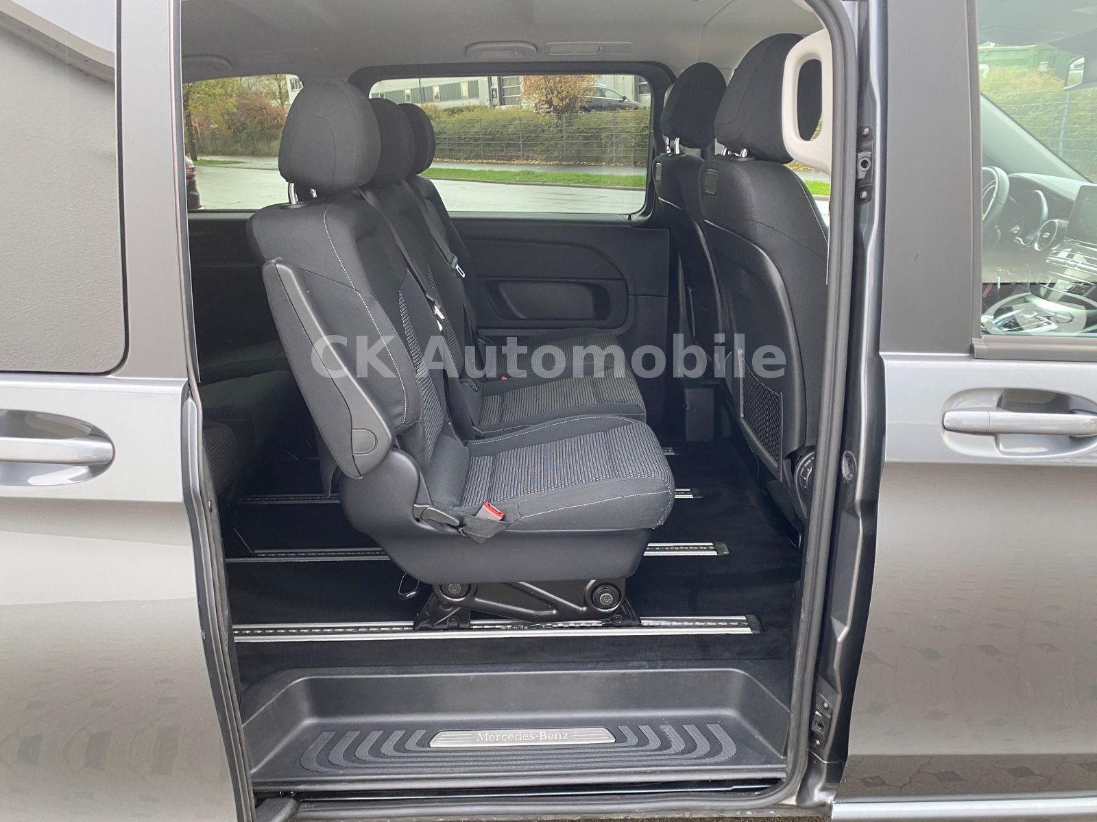 Fahrzeugabbildung Mercedes-Benz V 300d 4Matic Kompakt/AMG-Line/8 Sitze/360°/AHK