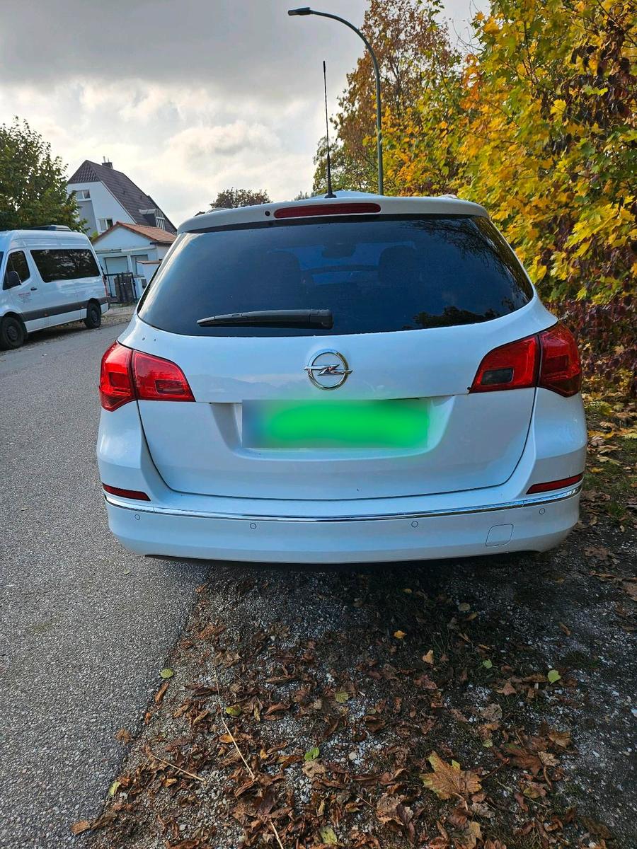 Opel Astra 2013 — rear view