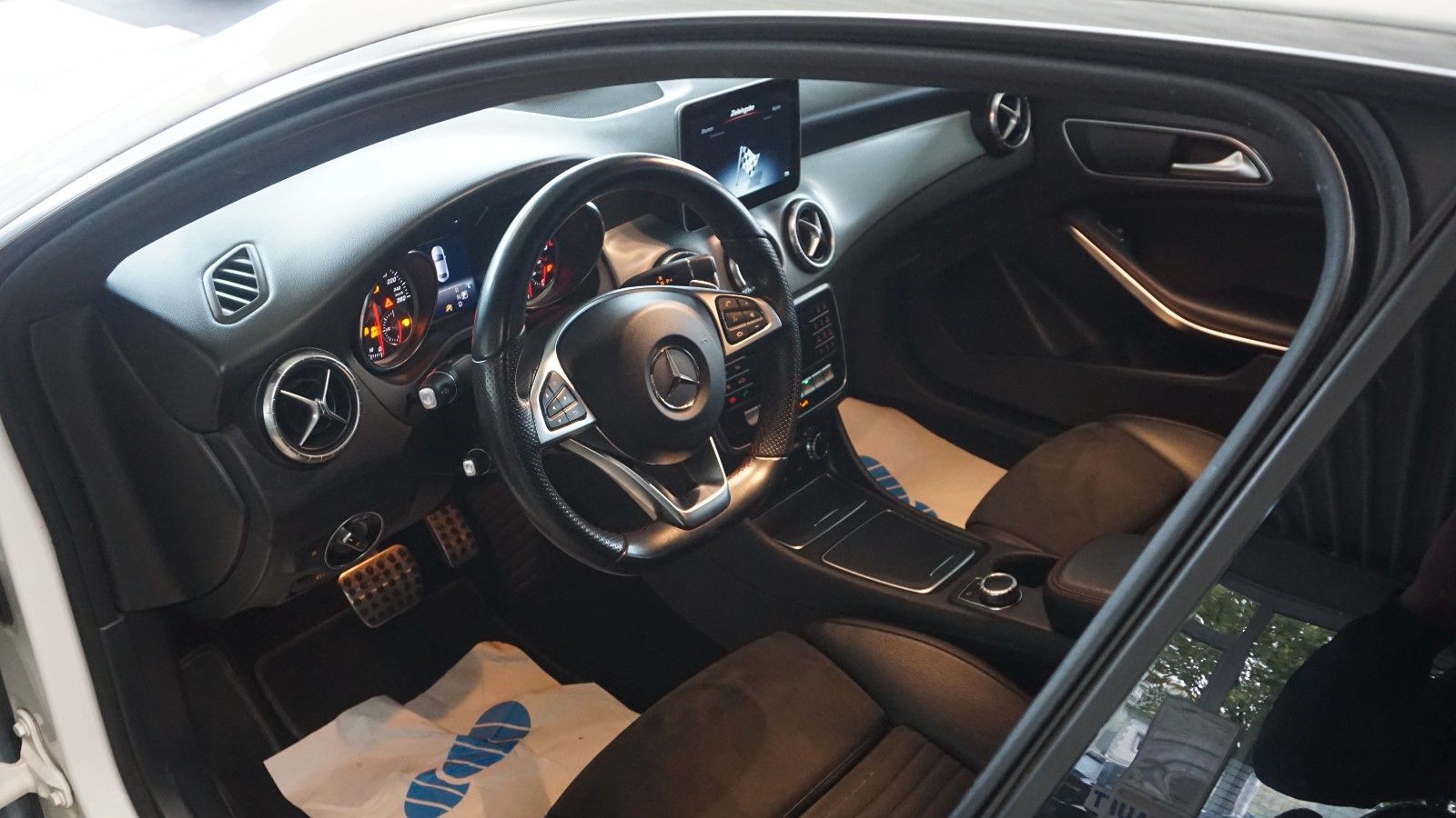 Fahrzeugabbildung Mercedes-Benz CLA 200 AMG