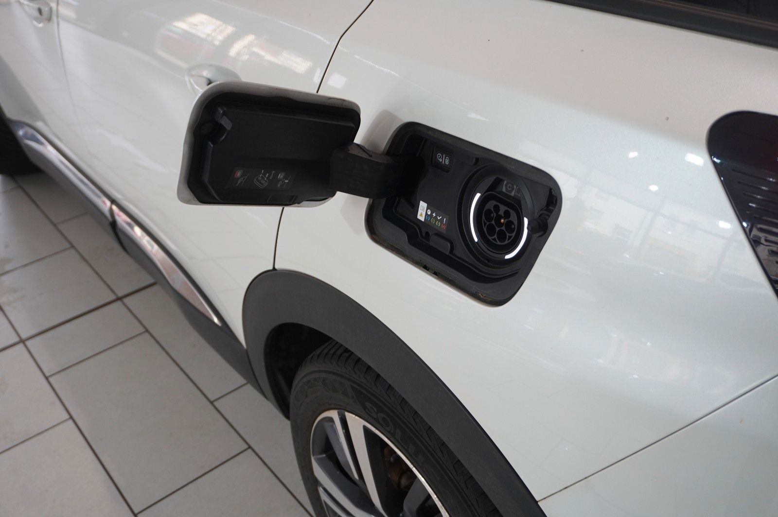 Fahrzeugabbildung Peugeot 3008 Hybrid PHEV ALLURE NAVI/LED/KAMERA/SHZ/AHK