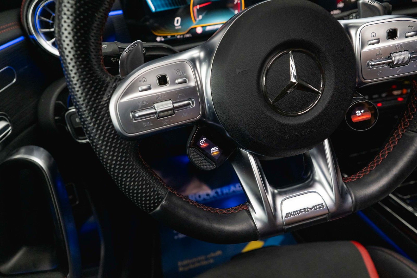 Fahrzeugabbildung Mercedes-Benz CLA 35 AMG 4Matic Performance Night-Paket | Pano