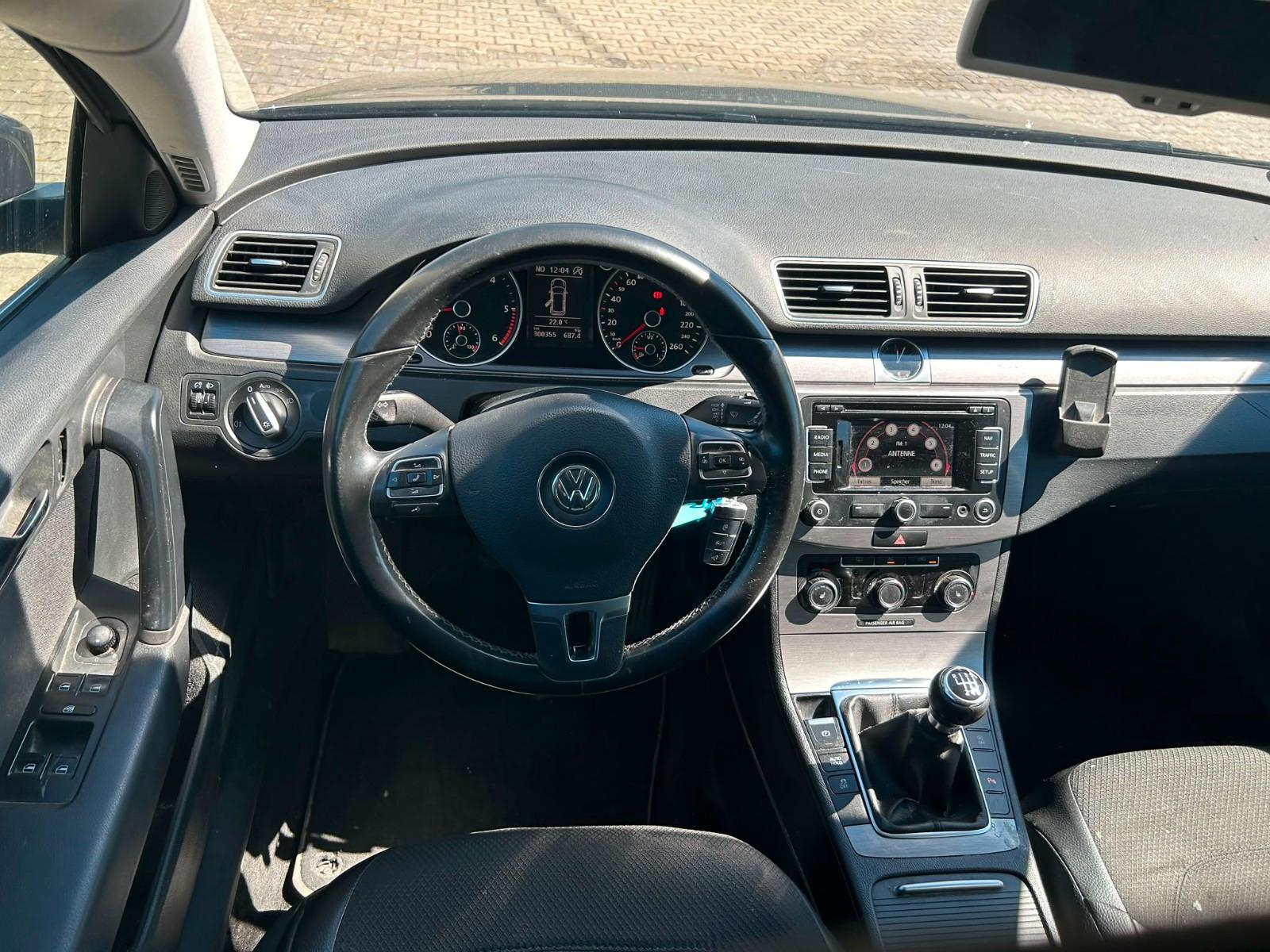 Volkswagen Passat 2011 — photo 17