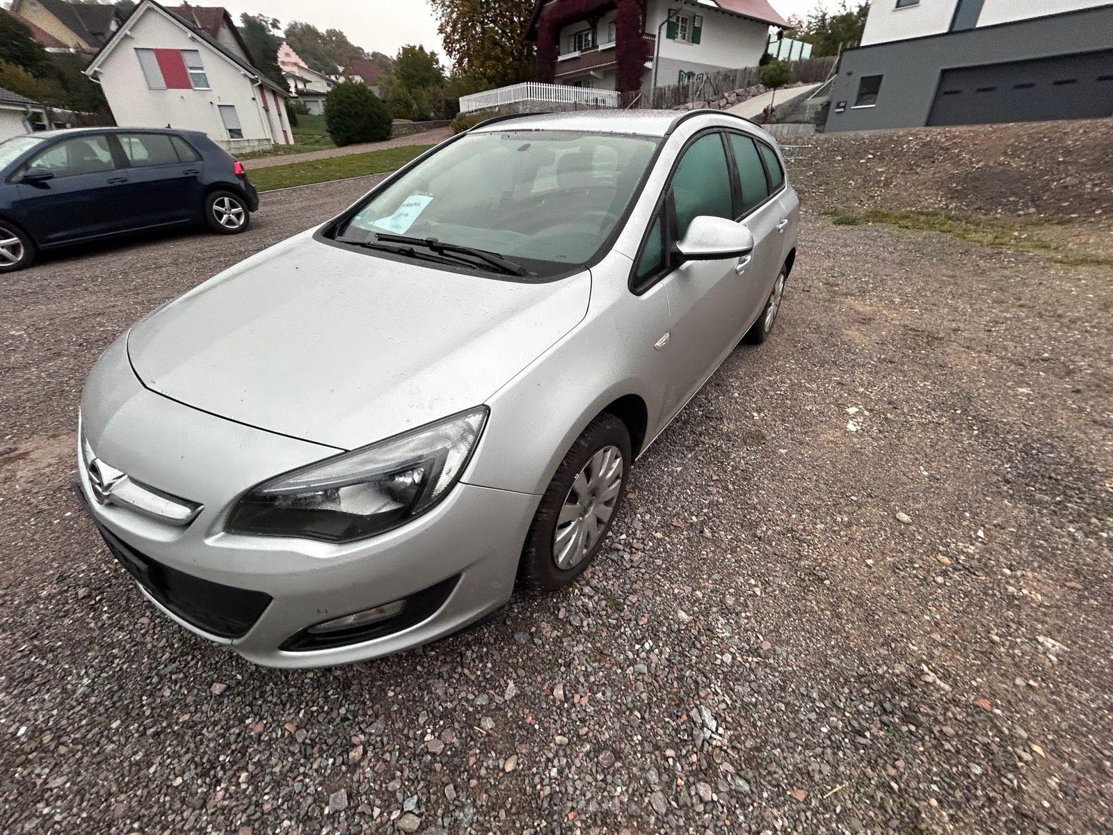 Opel Astra 2013 — вигляд ззаду
