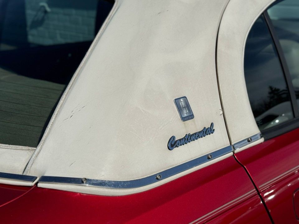 Fahrzeugabbildung Lincoln Continental Vinyl Dach kein Cabriolet V8