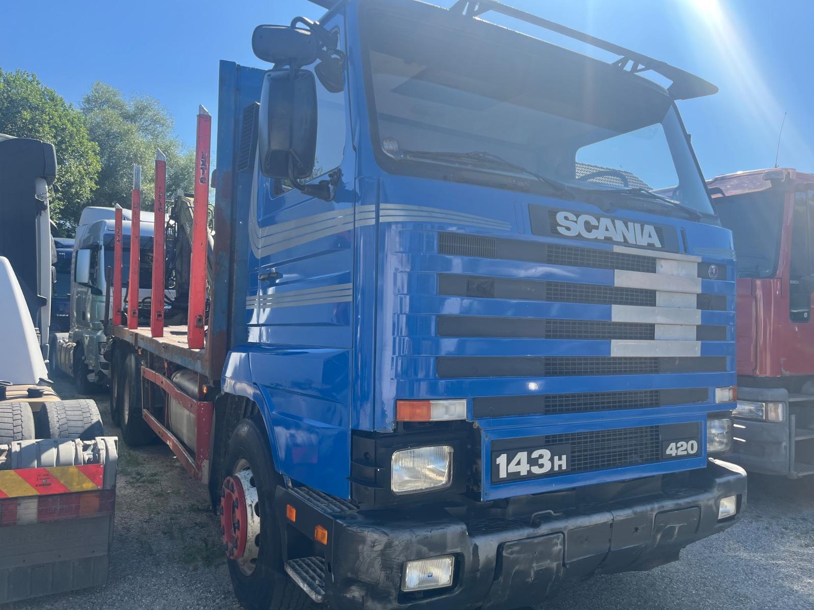 Scania 143H420 6x4 platt platt gefedert mit Loglift kra