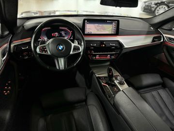 Fahrzeugabbildung BMW 530d Tour Luxury Line Pano ACC M Sportfahwerk