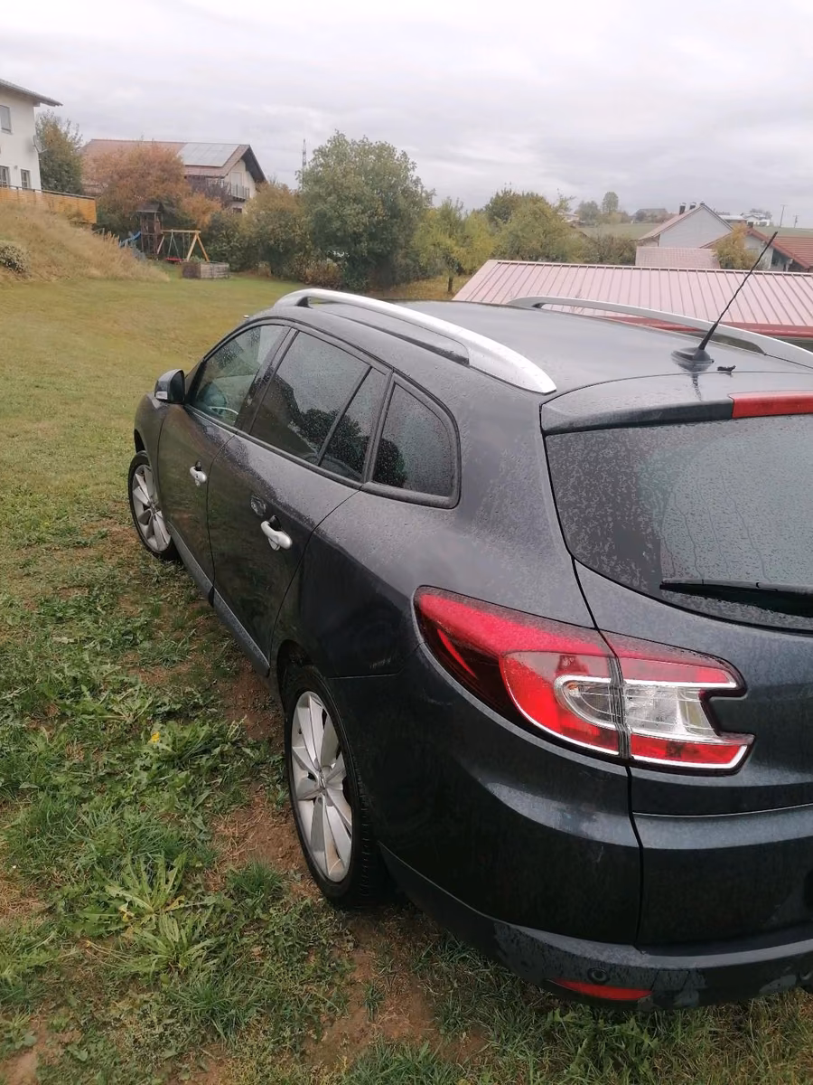 Renault Megane 2011 — engine 131 HP (96kW)