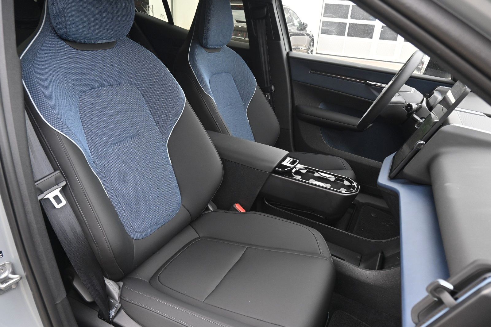 Fahrzeugabbildung Volvo EX30 Single Plus*Winter Paket*Scheibentönung