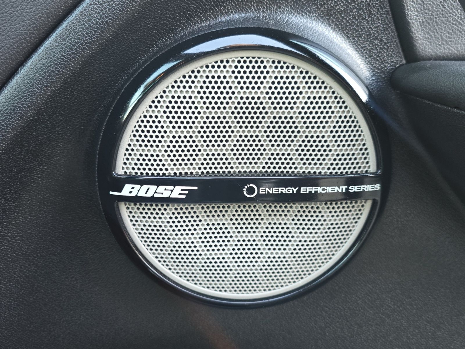 Fahrzeugabbildung Renault Megane III Lim. 5-trg. BOSE Edition TÜV SERVICE