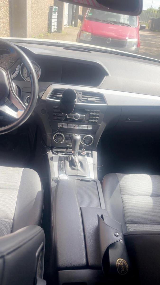 Mercedes-Benz C180 2011 — photo 9